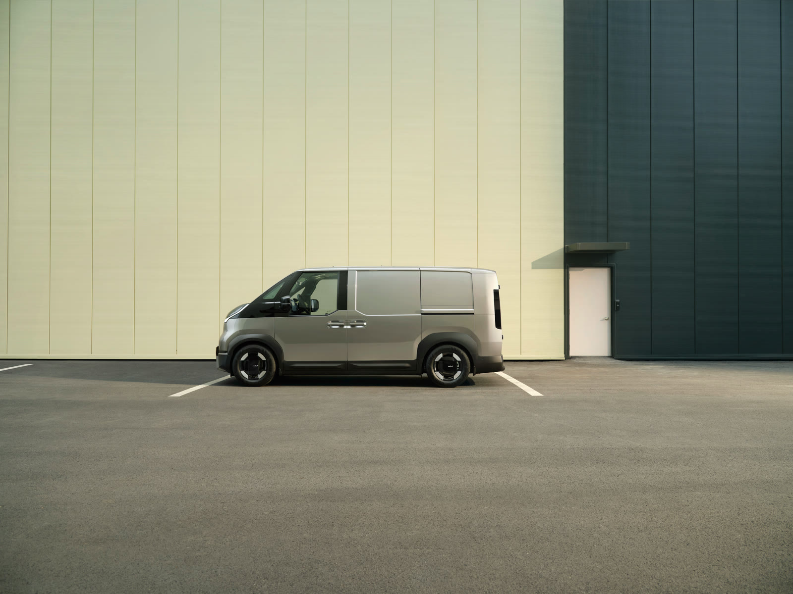 Kia PV5 Cargo oldalnézetből